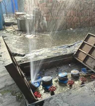 未使用橡塑產品水管爆裂 自來水保溫未使用橡塑產品水管爆裂